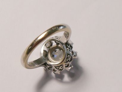 Round daisy ring in white gold (750 thousandths)...