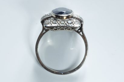 Bague rectangulaire ornée de deux appliques...