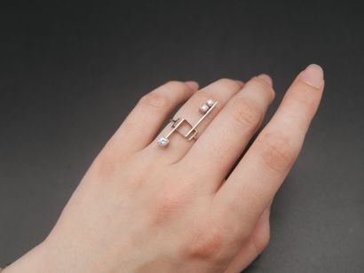 Bague vintage à décor architectural et asymétrique...