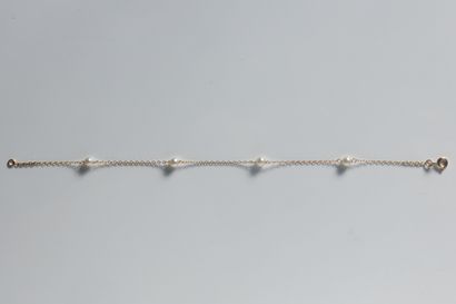 Bracelet orné de 4 perles de culture blanches...