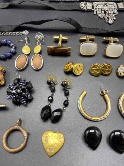 Lot de bijoux fantaisie.