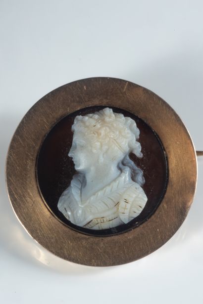 Round brooch set with a 2-layer agate cameo...