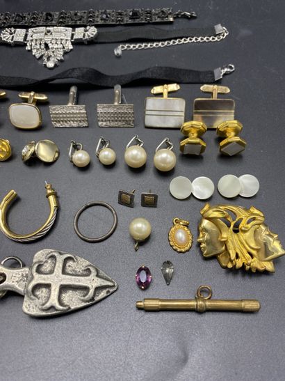 Lot de bijoux fantaisie.