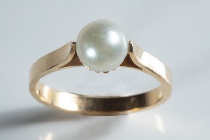 Ring set with a white cultured pearl, approx....