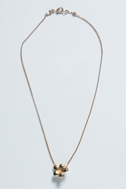 Collier ras de cou supportant une fleur épanouie...