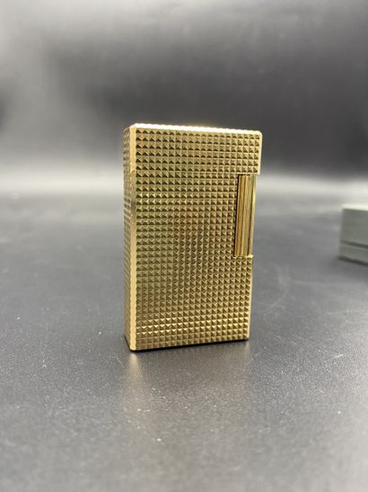 DUPONT. Briquet en métal doré, monogrammé...