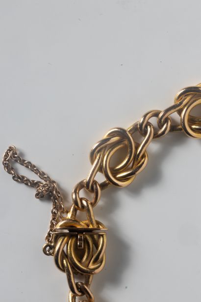 Bracelet stylisant un double noeud d’Héraclès...