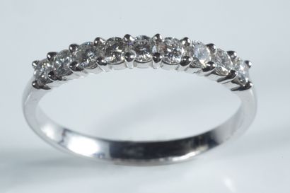 Demi alliance sertie de 9 diamants de taille...