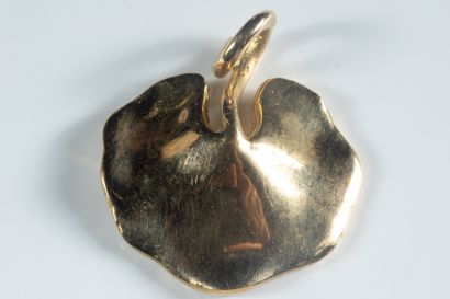 Pendentif nénuphar en or jaune (750 millièmes)...