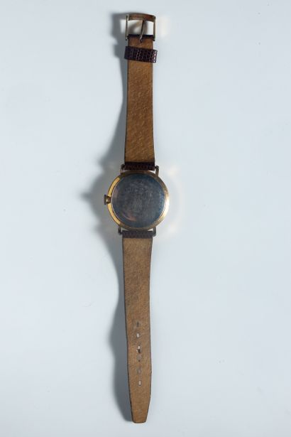 LIP. Montre d’homme, le boîtier rond en métal...