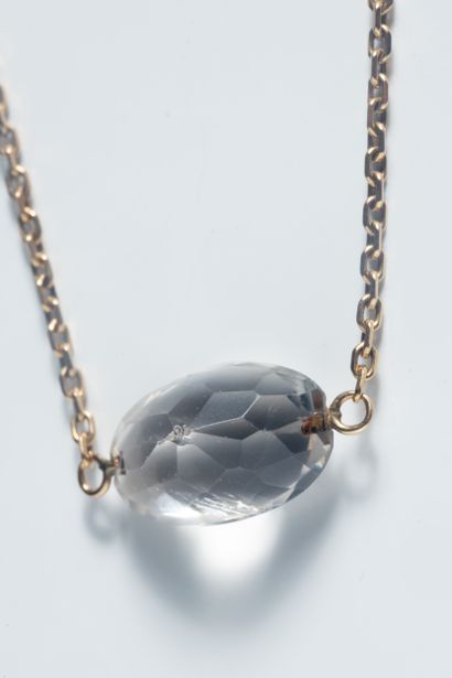 Pendentif centré d’un cristal de roche ovale...