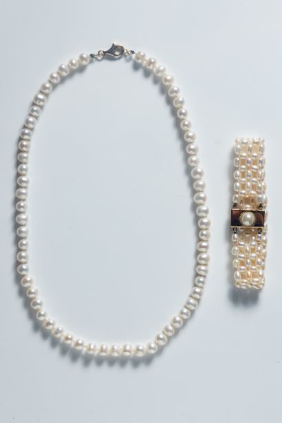 Deux bijoux ornés de perles de cultures blanches...