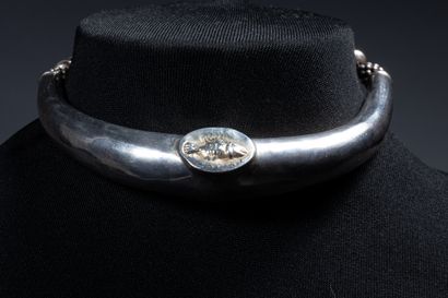 GOUDJI. Collier demi torque symbole du «...