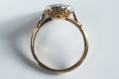 Bague marquise ovalisée pavée de diamants...