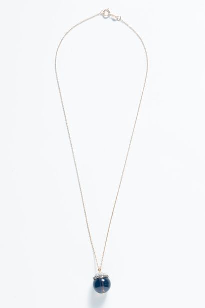 Collier chaîne forçat supportant un pendentif...