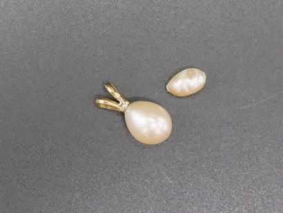 - Pendentif orné d’une perle de culture blanche,...