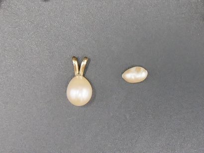- Pendentif orné d’une perle de culture blanche,...