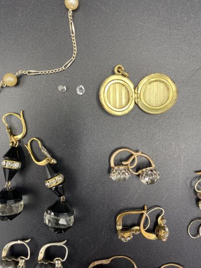 Batch of costume jewelry