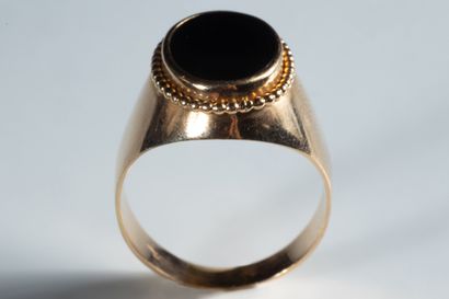 Bague chevalière ovale ornée d’une plaque...