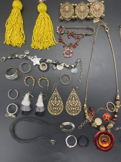 Important lot of costume jewelry: 2 Seiko...