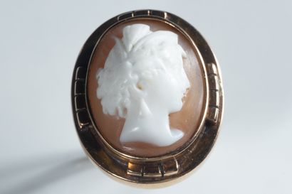 Ring set with a shell cameo with a woman's...