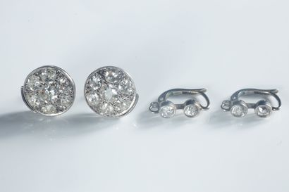 Paire de boucles d’oreilles rondes de forme...