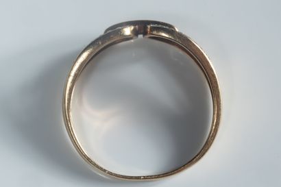Bague centrée d’une barrette réunissant et...