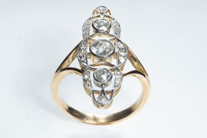 Longue bague marquise à décor de 3 cercles...