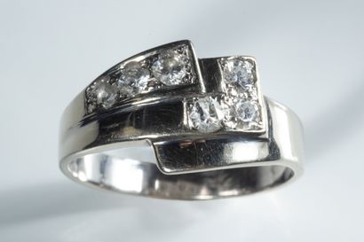 Bague en or gris (750 millièmes) sertie de...