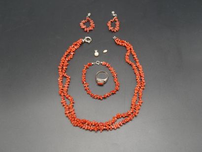 - Pendentif orné d’une perle de culture blanche,...