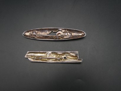SIDNEY CARRON. 2 Broches oblongues en métal...