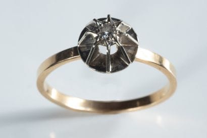 Bague solitaire serti étoilé en or gris et...