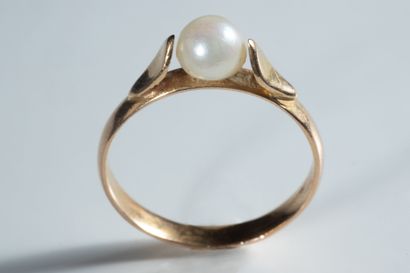 Bague perle de culture blanche d’environ...
