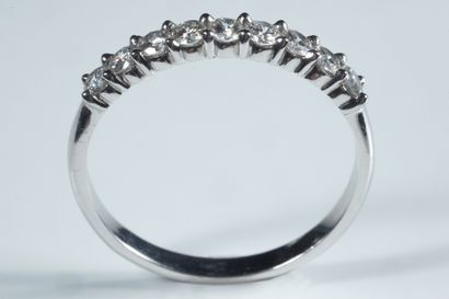 Demi alliance sertie de 9 diamants de taille...