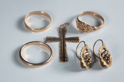 Lot de bijoux accidentés et manques en or...