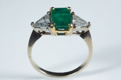 Bague centrée d’une émeraude rectangulaire...