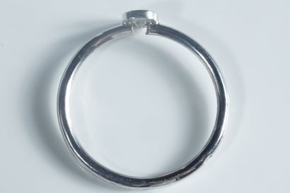 Fine petite bague en or gris (750 millièmes)...