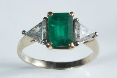 Bague centrée d’une émeraude rectangulaire...
