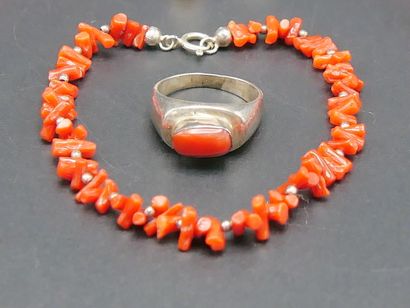 - Pendentif orné d’une perle de culture blanche,...