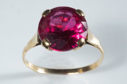 Bague sertie d’une pierre d’imitation rouge...