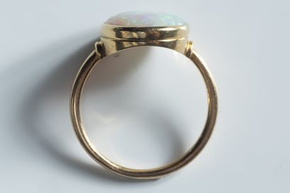 Bague ornée d’une opale cabochon en serti...