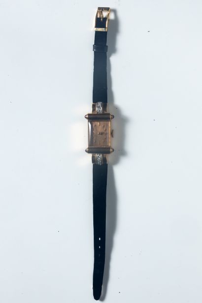 Montre de dame, le boîtier rectangulaire...
