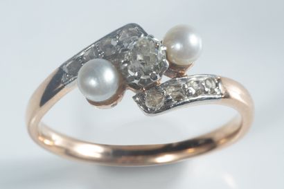 Bague ancienne centrée d’un diamant de taille...