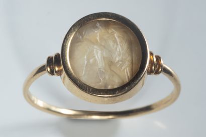 Bague centrée d’une intaille en serti clos,...
