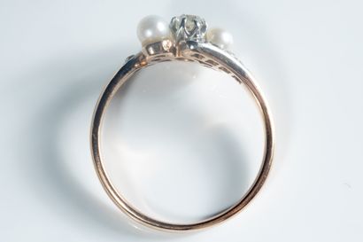 Bague ancienne centrée d’un diamant de taille...