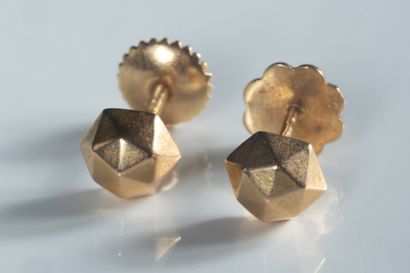 Pair of yellow gold (750 thousandths) triangular...
