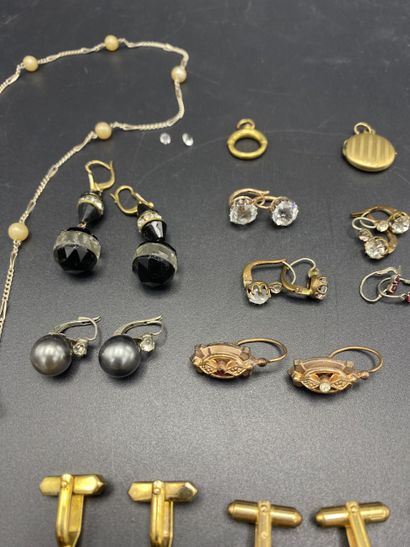 Batch of costume jewelry