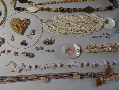 Important lot of costume jewelry including...