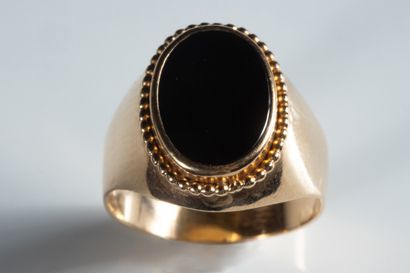 Bague chevalière ovale ornée d’une plaque...