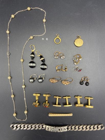 Batch of costume jewelry